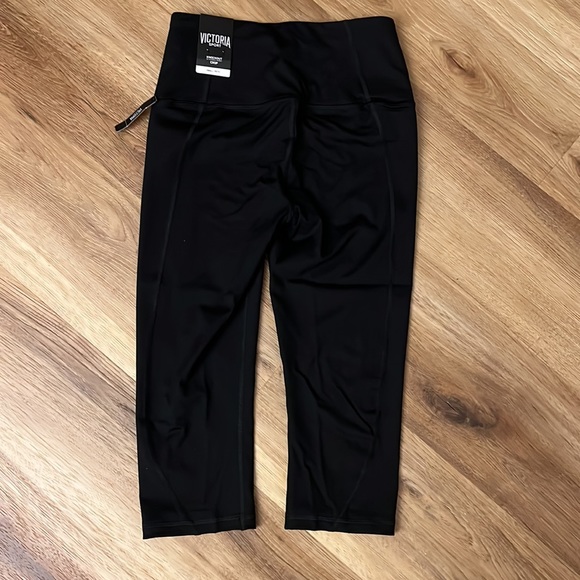 NWT Victoria’s Secret Black Knockout Crop Tights - Picture 2 of 3